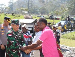 Kodim 1714/PJ dan Polri Kawal Wakil Gubernur Papua Tengah Tinjau Pembangunan Sekolah dan Serahkan Bantuan