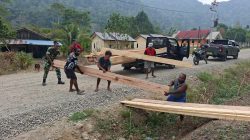 Penuh Semangat Kebersamaan, Gotong Royong Satgas TMMD Kodim 1808/Mansel Bersama Masyarakat 2