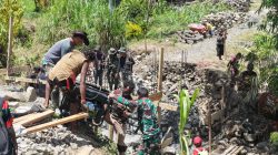Kodim 1714/PJ Rampungkan Jembatan Beton Merah Putih Tahap VII di Kampung Kulok Enggame