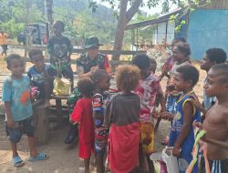 Penuh Kehangatan, Dansatgas TMMD ke-130 Menyapa Anak-Anak Kampung Yamboi