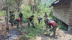 Gotong Royong, Anggota Kodim 1808/Mansel Bersama Masyarakat Bersihkan Lokasi Pembangunan MCK 2