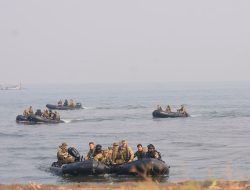 Jelang Demo Pendaratan Amfibi, TNI–ADF Mantapkan Latihan di Pantai Banongan