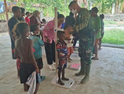 Sinergi Satgas TMMD Dan Dinkes, Cegah Stunting Melalui Pengecekan Tinggi dan Berat Badan Anak di Kampung Yamboi
