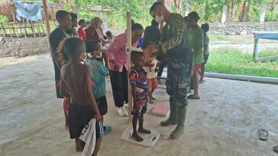 Sinergi Satgas TMMD Dan Dinkes, Cegah Stunting Melalui Pengecekan Tinggi dan Berat Badan Anak di Kampung Yamboi 6