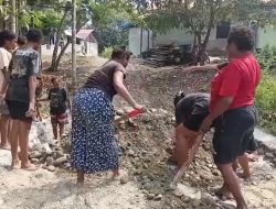 Demi Kampung Lebih Maju, Mama-Mama Kampung Yamboi Turun Tangan Bantu Satgas TMMD