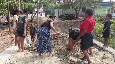 Demi Kampung Lebih Maju, Mama-Mama Kampung Yamboi Turun Tangan Bantu Satgas TMMD 6
