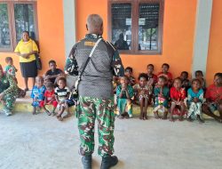 Penuh Keakraban, Sertu Nixon Pimpin Ibadah Bersama Anak-Anak Kampung Yamboi