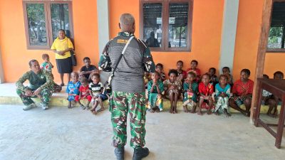 Penuh Keakraban, Sertu Nixon Pimpin Ibadah Bersama Anak-Anak Kampung Yamboi 6