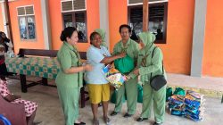 Jumat Berbagi, Satgas TMMD Ke-130 Kodim 1808/Mansel melalui Persit KCK Cabang XVII Bagikan Beras Kepada Masyarakat 2