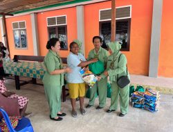 Jumat Berbagi, Satgas TMMD Ke-130 Kodim 1808/Mansel melalui Persit KCK Cabang XVII Bagikan Beras Kepada Masyarakat