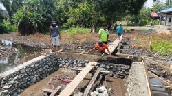 Medan Berlumpur Jadi Tantangan, Satgas TMMD Ke-130 Kerja Ekstra Rampungkan Pembangunan Jembatan