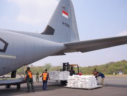 Hari Ketujuh OMC, TNI Kirim 17,4 Ton Bahan Semai ke Palembang dan Banjarmasin