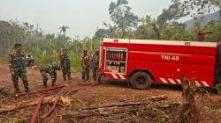 Satgas TMMD ke-130 Bersama Masyarakat Padamkan Kebakaran Lahan di Kampung Mawi