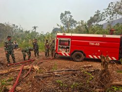 Satgas TMMD ke-130 Bersama Masyarakat Padamkan Kebakaran Lahan di Kampung Mawi