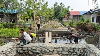 Tanpa Libur Personel Satgas TMMD Ke-130 Terus Bekerja : Progres Jembatan Kampung Yamboi Capai 45 Persen 8
