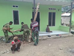 Sentuhan Kepedulian Satgas TMMD Ke-130, Prajurit Bantu Lansia Seabad Angkut Kayu Bakar