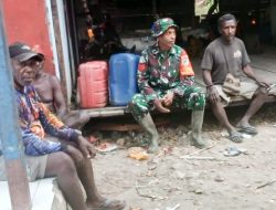 Lewat Silaturahmi, Babinsa Potowaiburu Ajak Warga Waspadai Karhutla