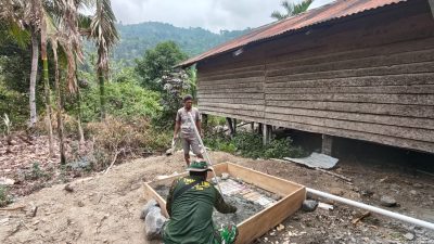 Wujudkan Sanitasi Layak, Satgas TMMD ke-130 Kebut Pembangunan MCK di Kampung Yamboi 7