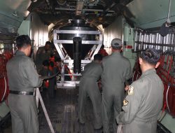Percepat Penanganan Karhutla, TNI Semai 11.2 Ton Garam Dukung OMC di Kalimantan