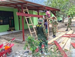 Rumah Warga Yamboi Makin Rapi dan Asri, Satgas TMMD Ke-130 Pasang Lisplang Baru