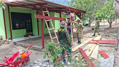 Rumah Warga Yamboi Makin Rapi dan Asri, Satgas TMMD Ke-130 Pasang Lisplang Baru 7
