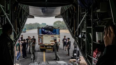 Percepat Penanganan Karhutla, TNI Kirim 23 Ton Garam Semai ke Palembang dan Banjarmasin 6