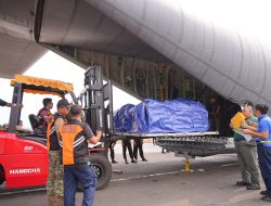 Percepat Penanganan Karhutla, TNI Kirimkan 20 Ton NaCl dan 600 Kg Dry Ice ke Palembang dan Banjarmasin