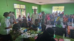 Satgas TMMD Ke-130 Bersama Persit dan Dinkes Gelar Pengobatan Gratis untuk Warga Yamboi